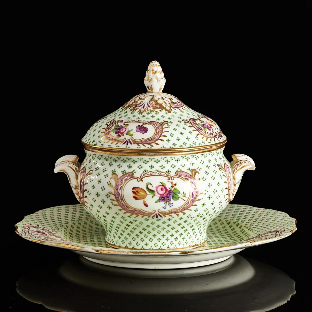 TERRIN och TALLRIK, England, 1800-talets första hälft, flintporslin, polykrom målad dekor i emalj. Empire. — European — Crafoord Auktioner Stockholm