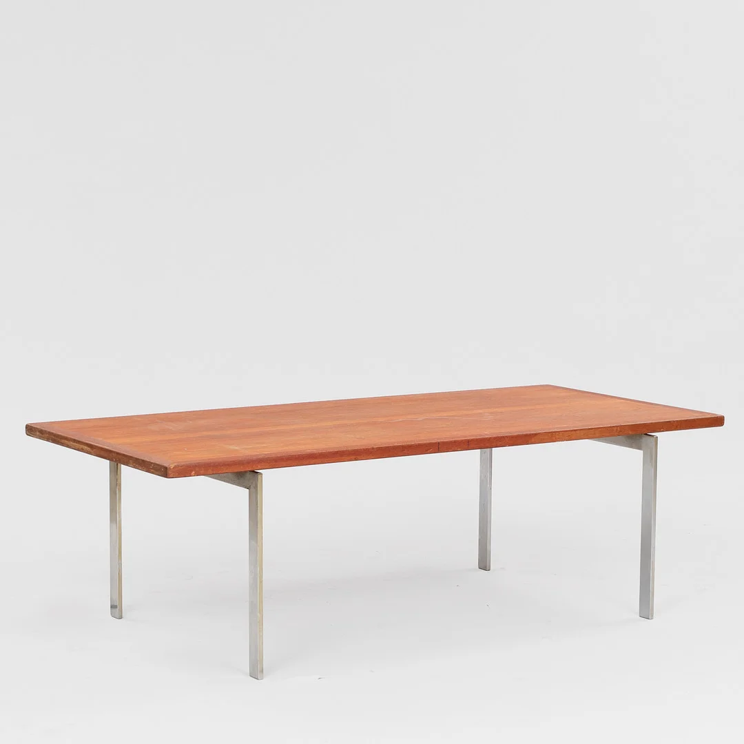 HANS J WEGNER. TILSKREVET. Rektangulært sofabord af teak med ben af stål, 1900-tallets anden halvdel. — Coffee Tables — Palsgaard Kunstauktioner