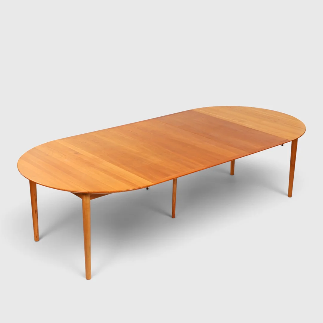 BRØDRENE ANDERSEN MØBELSNEDKERI. Spisebord af kirsebærtræ med udtræk, brødrene Andersen Møbelsnedkeri, Danmark. (4). — Dining tables — Palsgaard Kunstauktioner