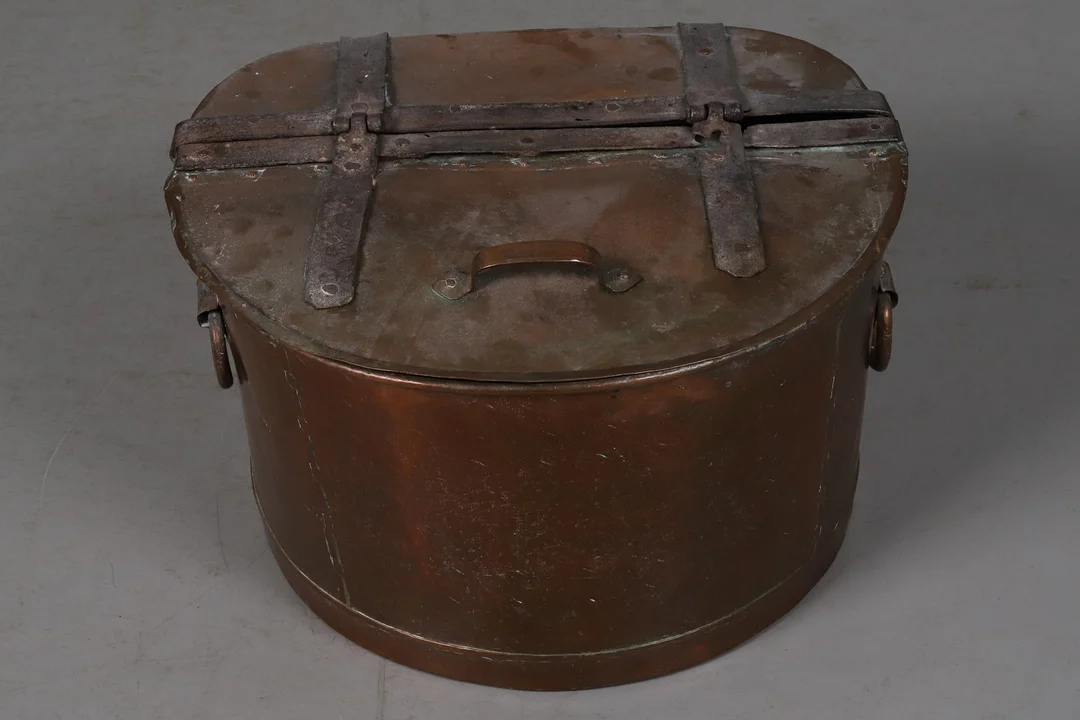 Kolbox, koppar, lock med metallbeslag, 1800-tal. — Pewter, Brass & Copper — Örebro Stadsauktioner