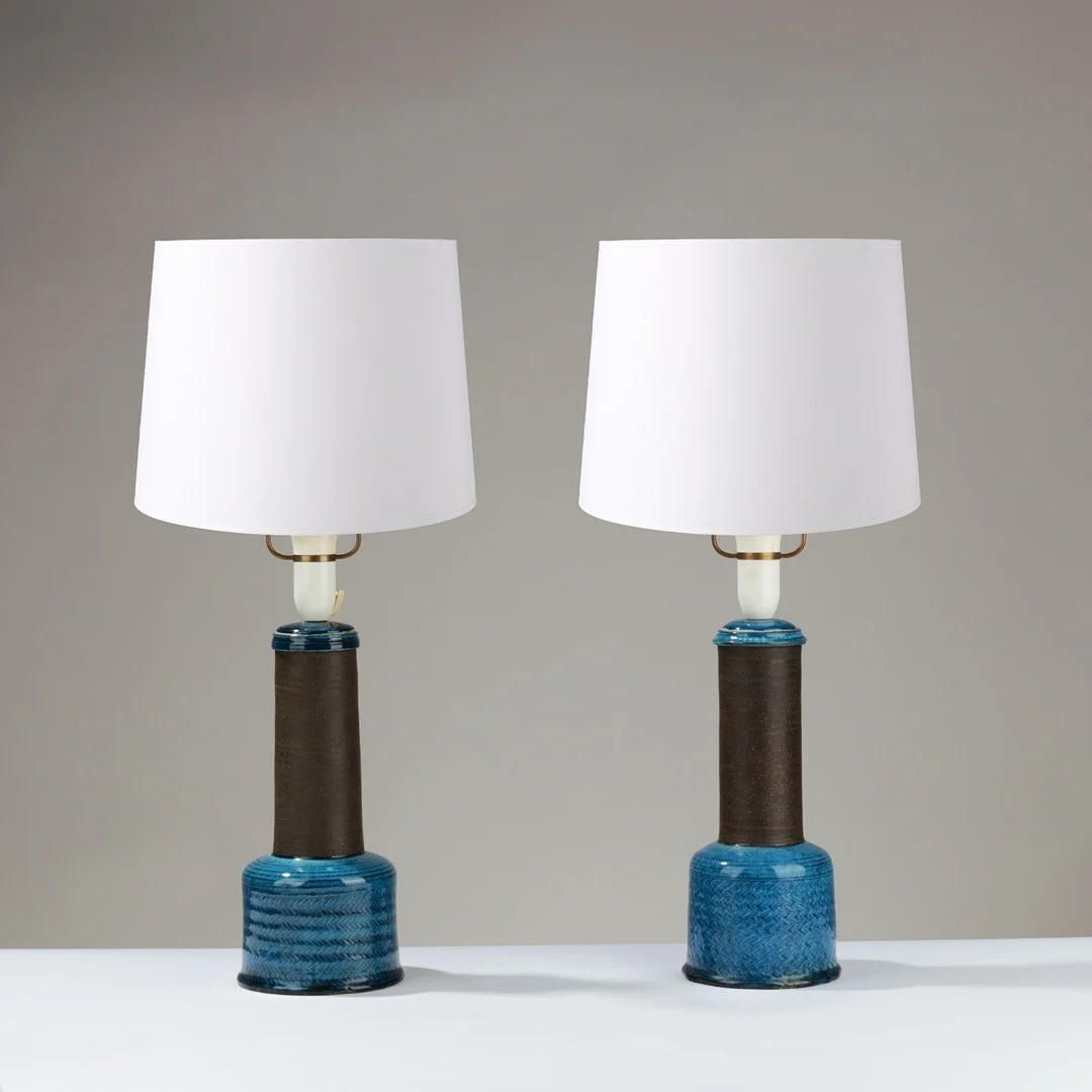 NILS KÄHLER. Et par bordlamper af delvist blåglaseret stentøj med indprægede mønstre, Herman A. Kählers fabrik, Næstved, Danmark, 1950/60'erne, (2). — Table Lamps — Palsgaard Kunstauktioner