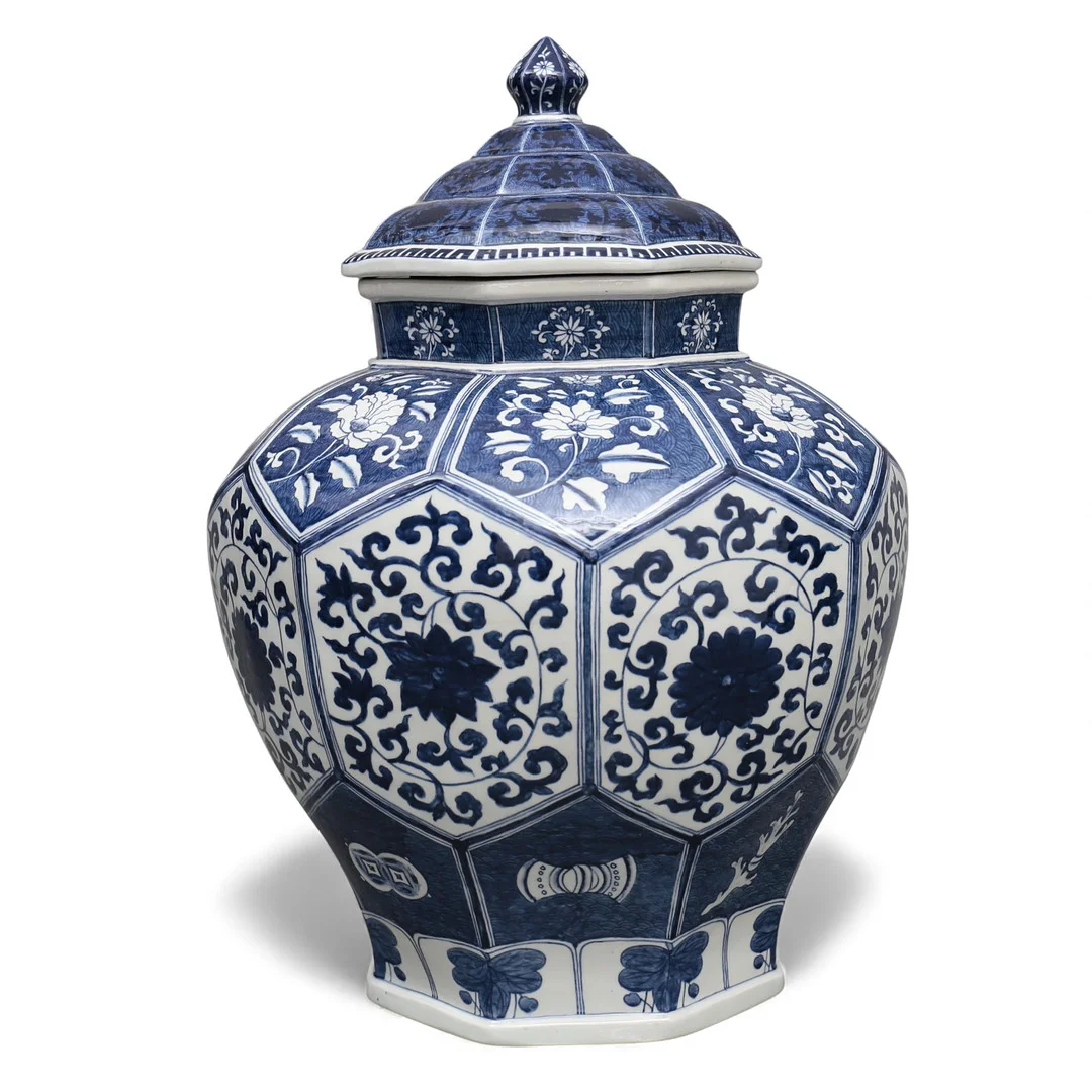 Chinese Kangxi-style lidded jar in blue and white porcelain, 20th Century. — Oriental — Balclis