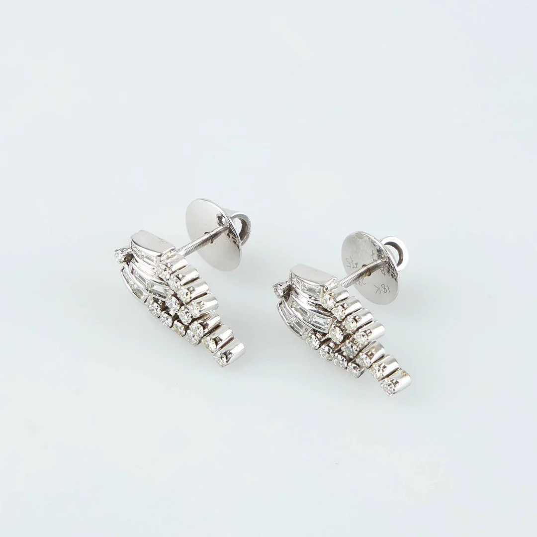 DIAMANTÖRHÄNGEN, 18K vitguld, London 2001. — Earrings — Stockholms Auktionsverk Helsinki