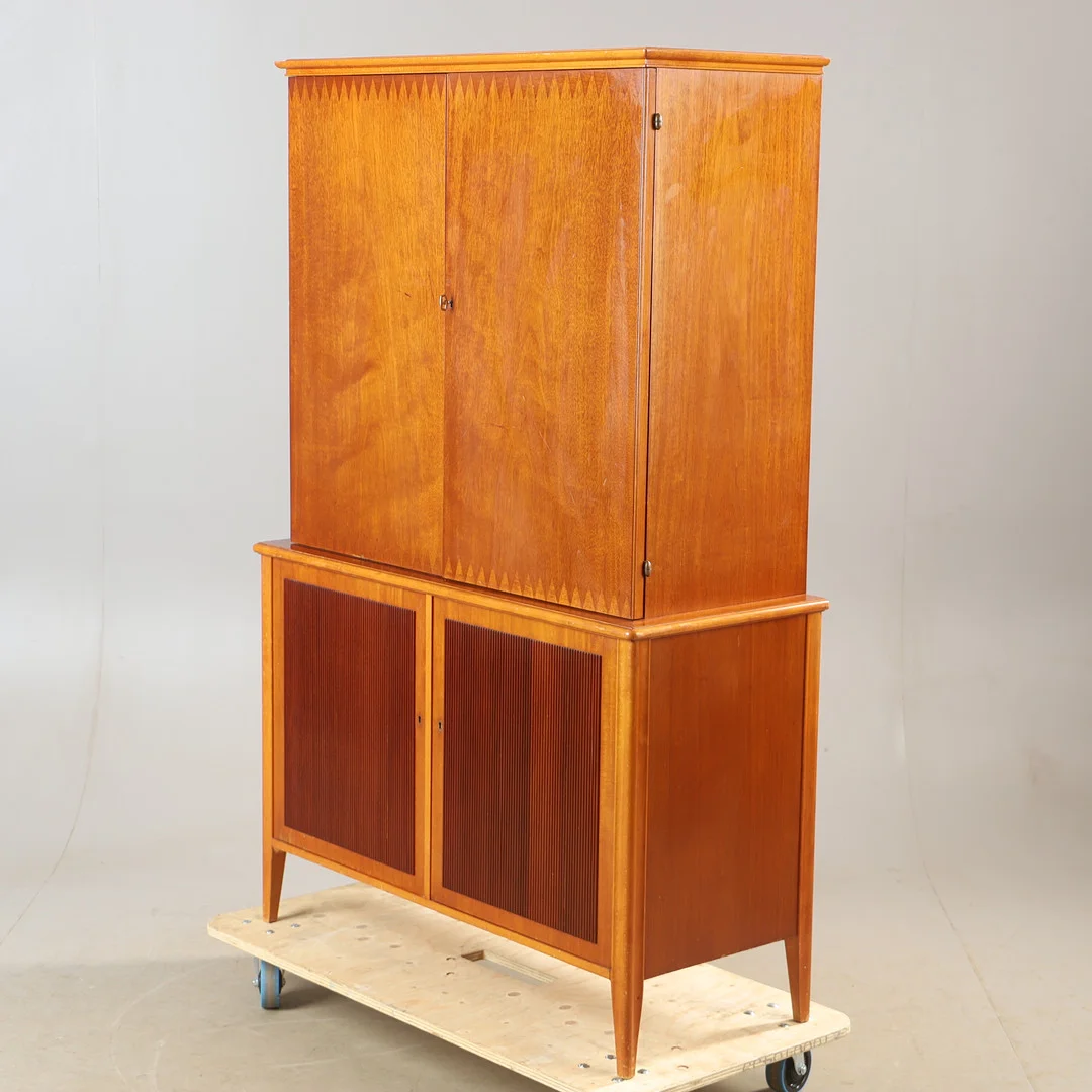 KARL-ERIK EKSELIUS. Skåp, mahogny med intarsia, JOC, Vetlanda. — Cupboards, Cabinets & Shelves — Helsingborgs Auktionskammare