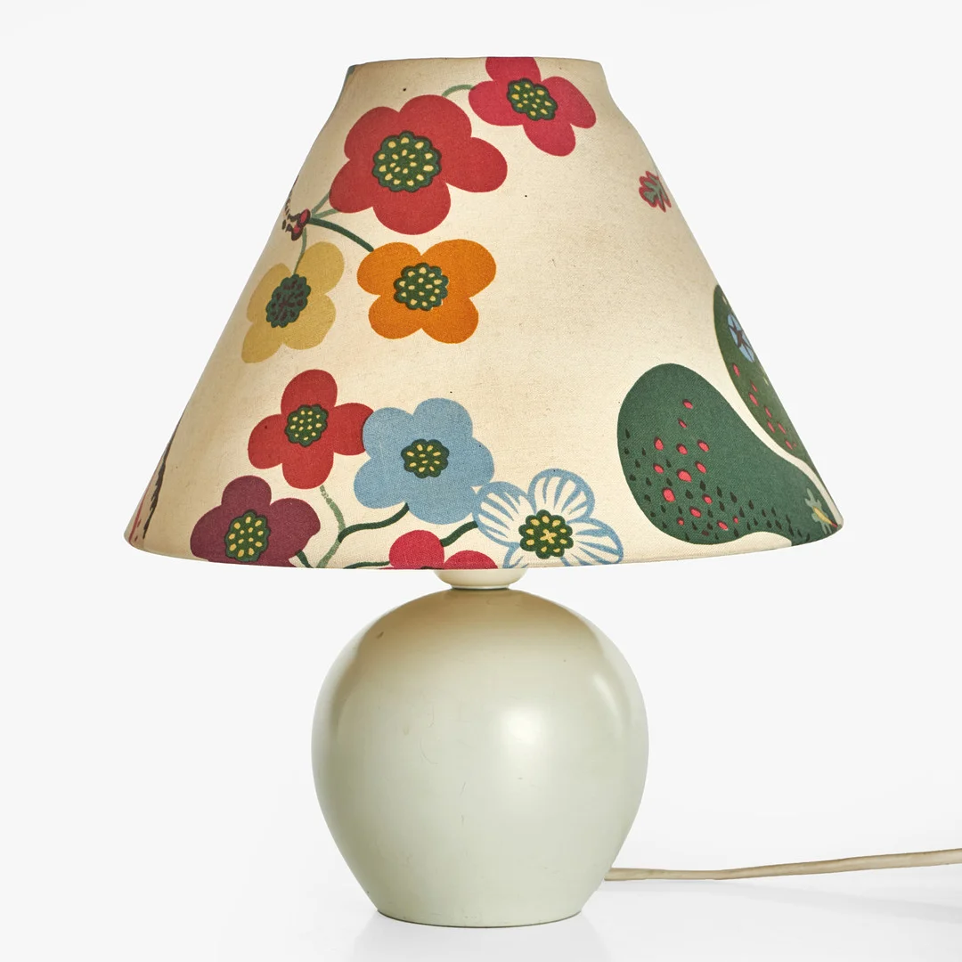 JOSEF FRANK (SVERIGE, 1885–1967). Bordslampa, lackerat trä, modell 2575, Firma Svenskt Tenn. — Table Lamps — Crafoord Auktioner Stockholm