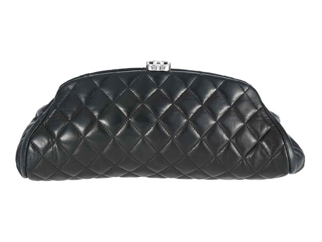 CHANEL, KUVERTVÄSKA, Gabrielle Clutch, svart quiltat skinn, silverfärgade beslag, 28x126 cm, hologrammärkt 13147134, år 2009-2010, dustbag, originalkartong. Very Good Condition. — Accessoarer/Väskor — Kaplans