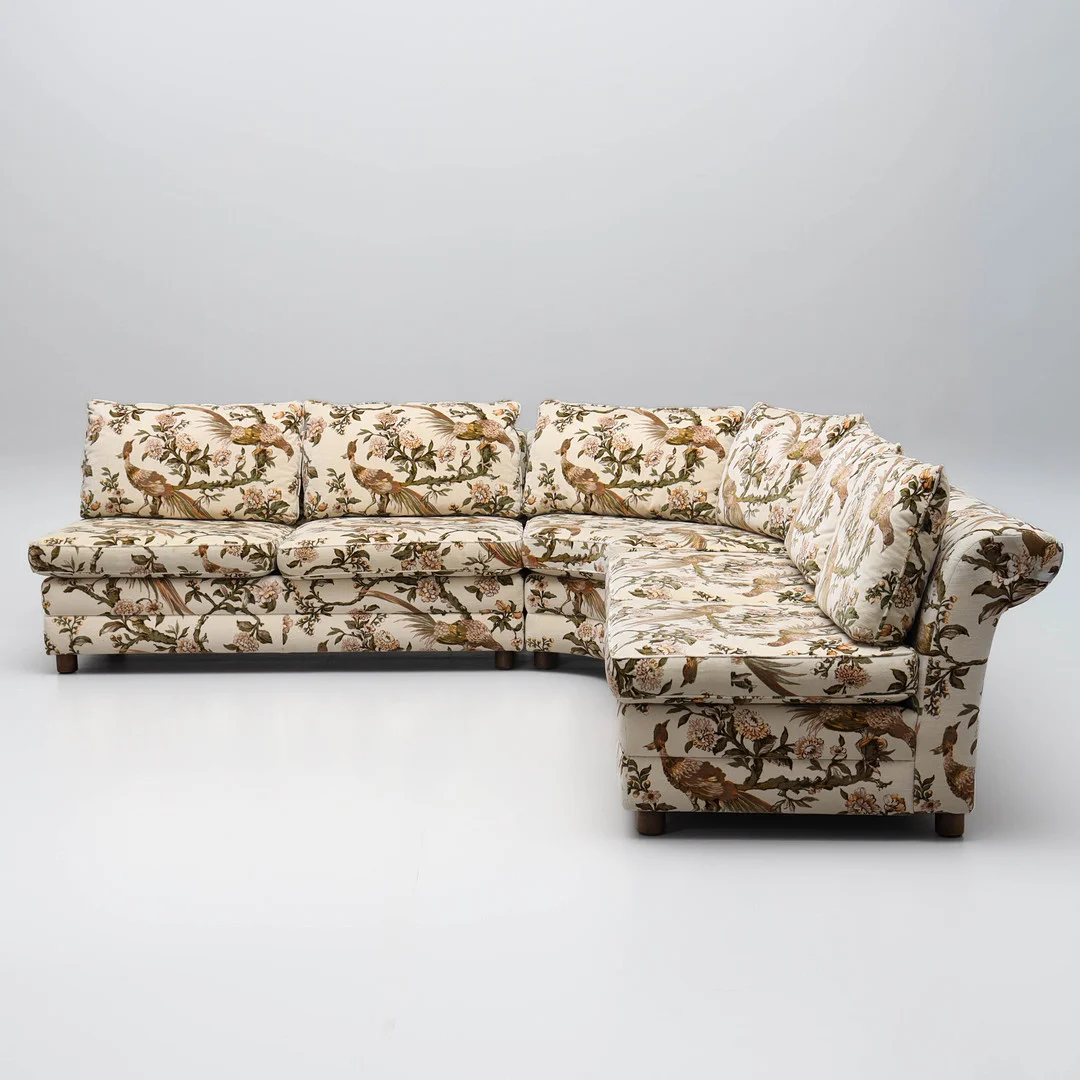 HÖRNSOFFA, 3 delar, sammet med dekor av fåglar och växtlighet, Bröderna Andersson, 1900-talets senare del. — Sofas & Seatings — Auktionsmagasinet Vänersborg