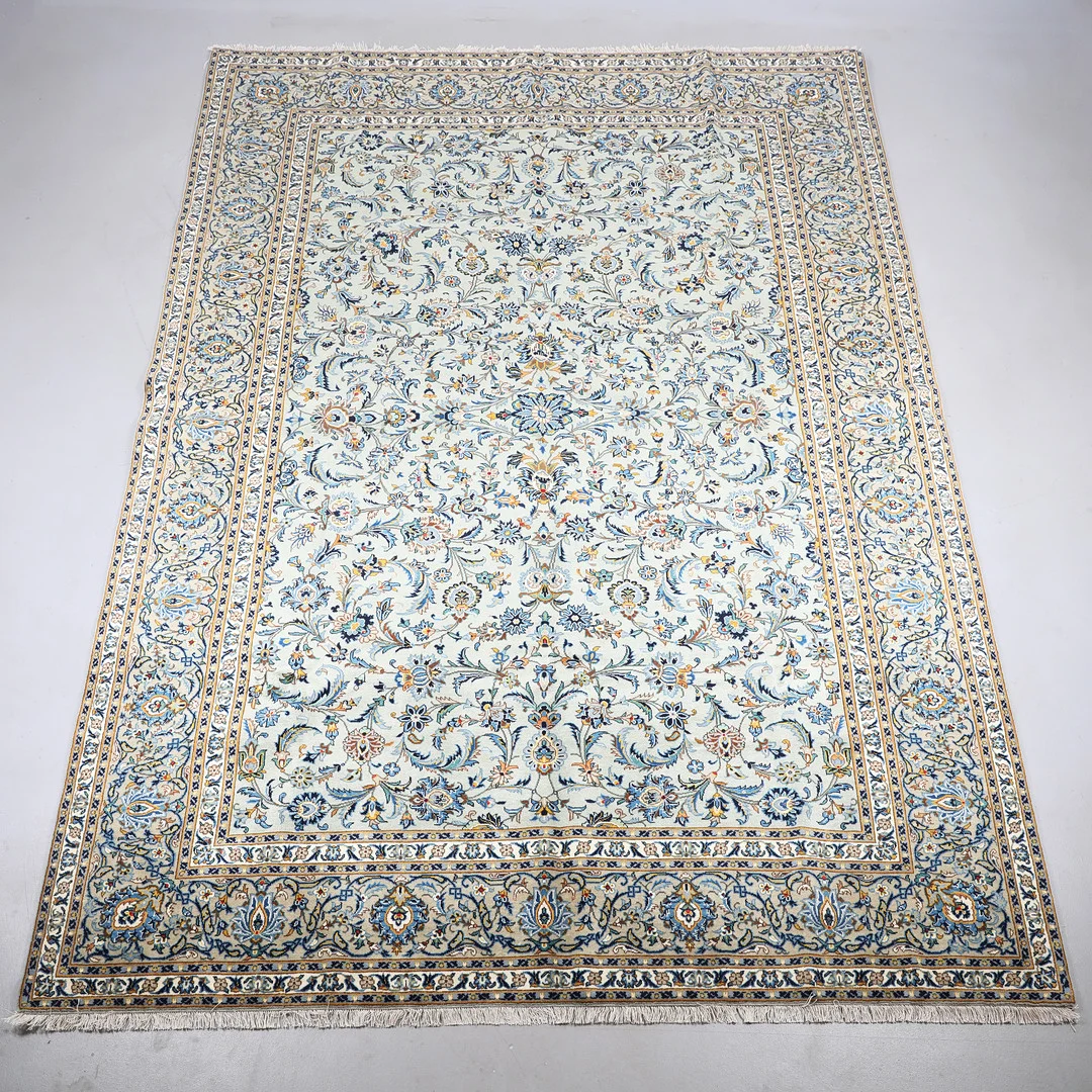 Persisk Keshan tæppe, uld på bomuld, 372 x 267 cm. — Persian Carpets & Textiles — Bidstrup Auktioner