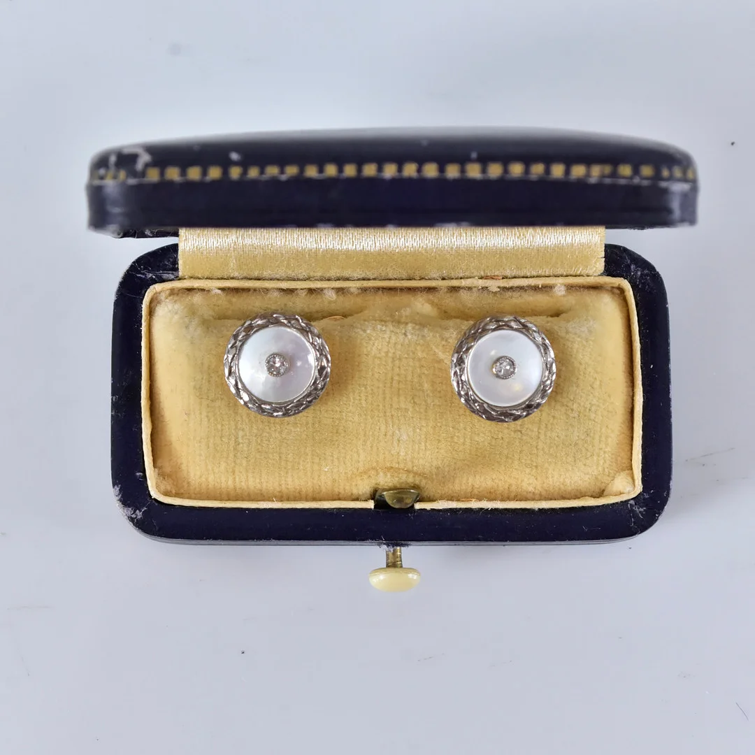 SKJORTKNAPPAR, med diamanter och pärlemor, guld 14K A Tillander Helsingfors Finland. — Cufflinks & Tie Pins — Halmstads Auktionskammare