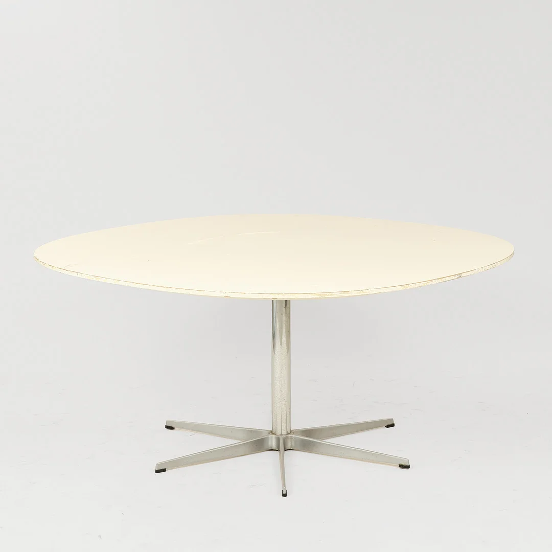 ARNE JACOBSEN. Spisebord med plade af hvidt laminat og stel af stål, Fritz Hansen, Danmark, 1900-tallets anden halvdel. — Dining tables — Palsgaard Kunstauktioner