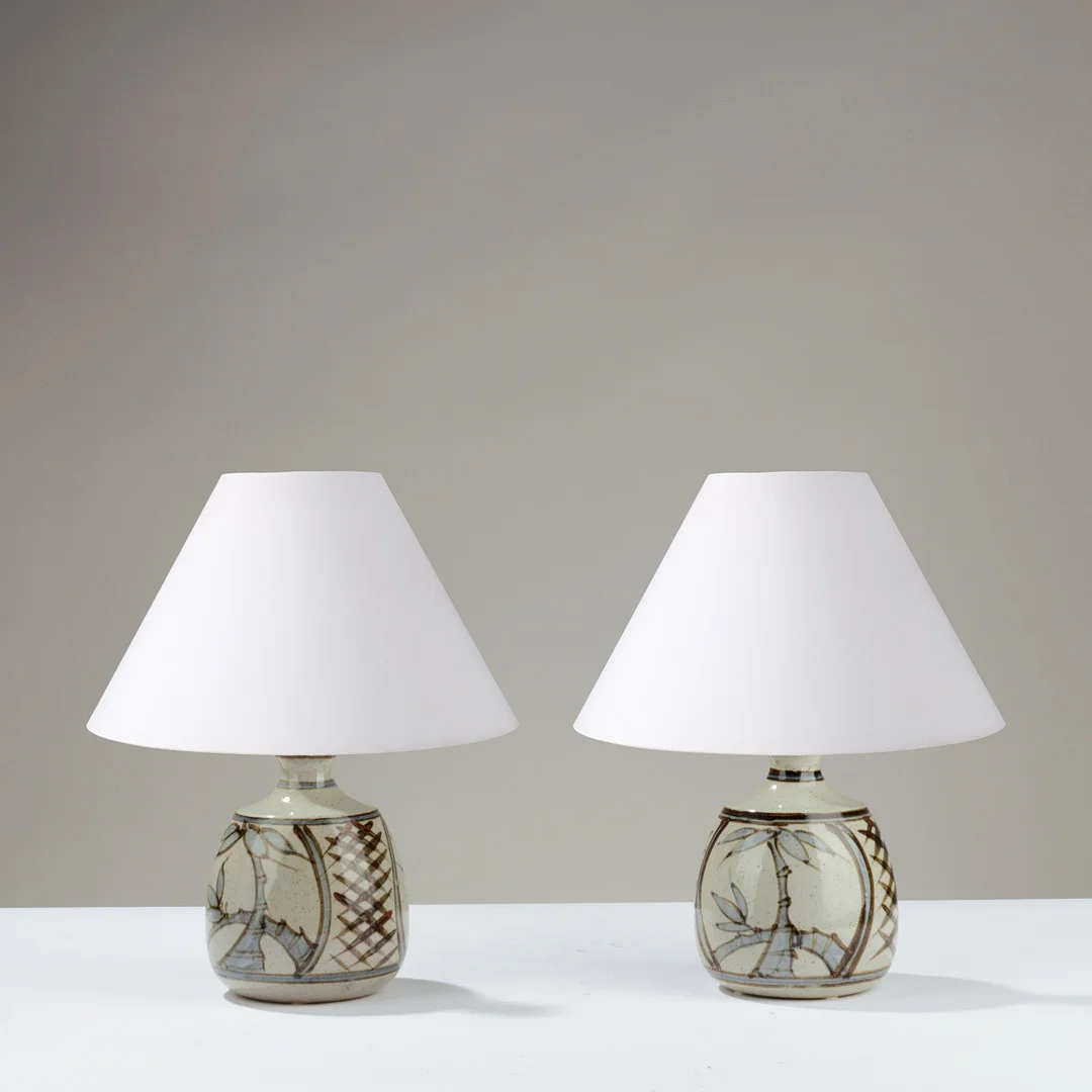 Et par bordlamper af glaseret stentøj med håndmalede motiver i asiatisk stil af blandt andet bambusplanter, 1900-tallets anden halvdel, (2). — Table Lamps — Palsgaard Kunstauktioner