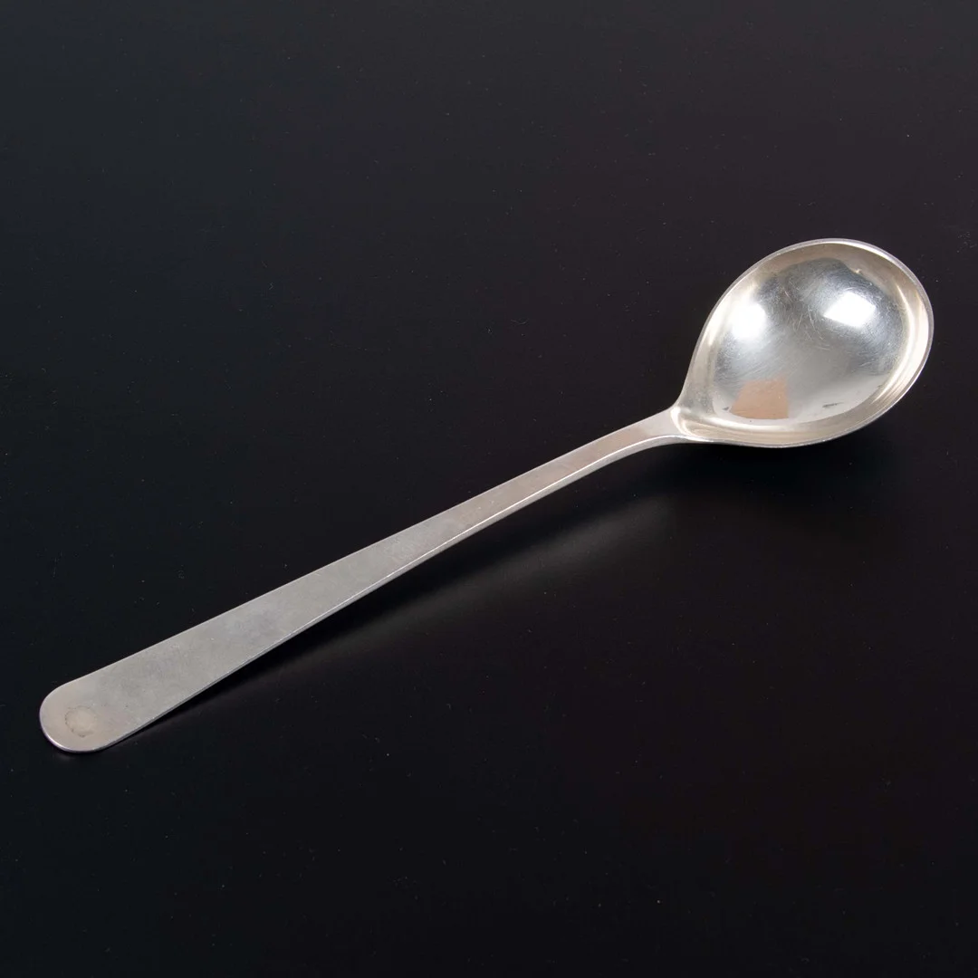 WIWEN NILSSON. SERVERINGSSKED, SILVER, STÄMPELSIGNERAD, LUND, 1963, 94 g. — Silver — Laholms Auktionskammare