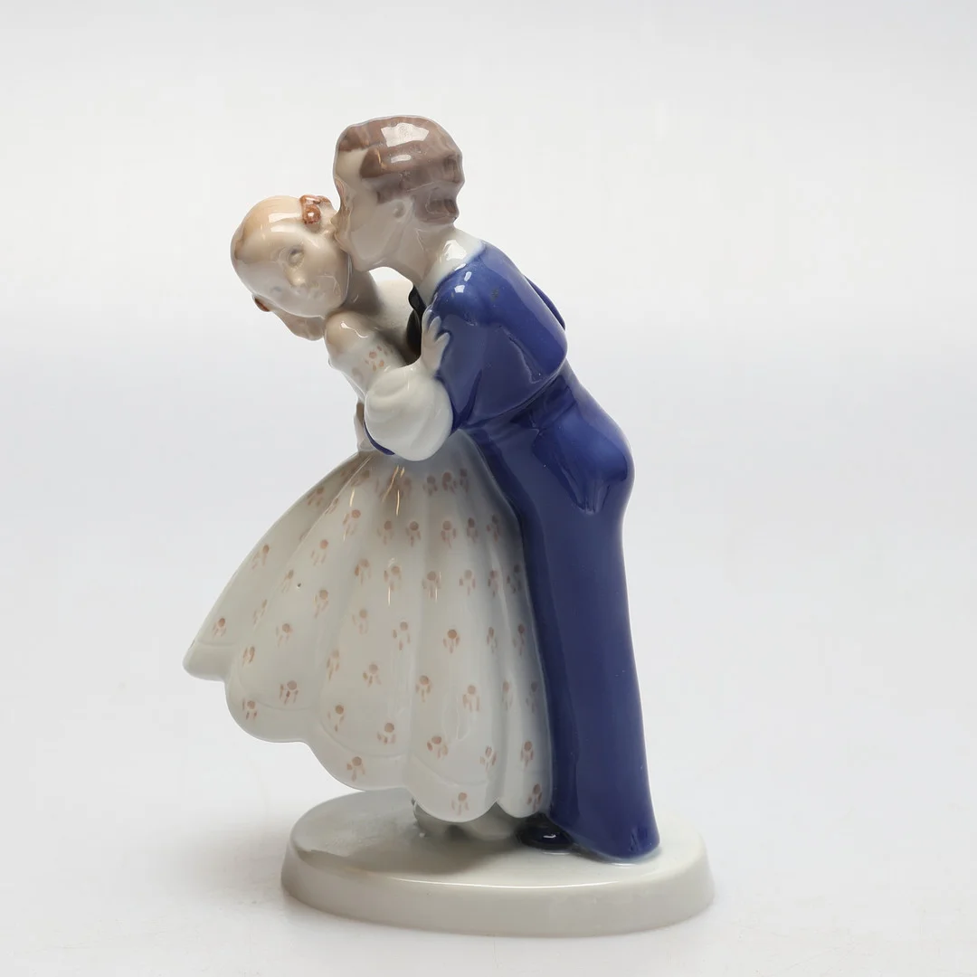 FIGURIN. Porslin, "Första kyssen, Bing & Grøndahl, Danmark. — European — Gomér & Andersson Jönköping