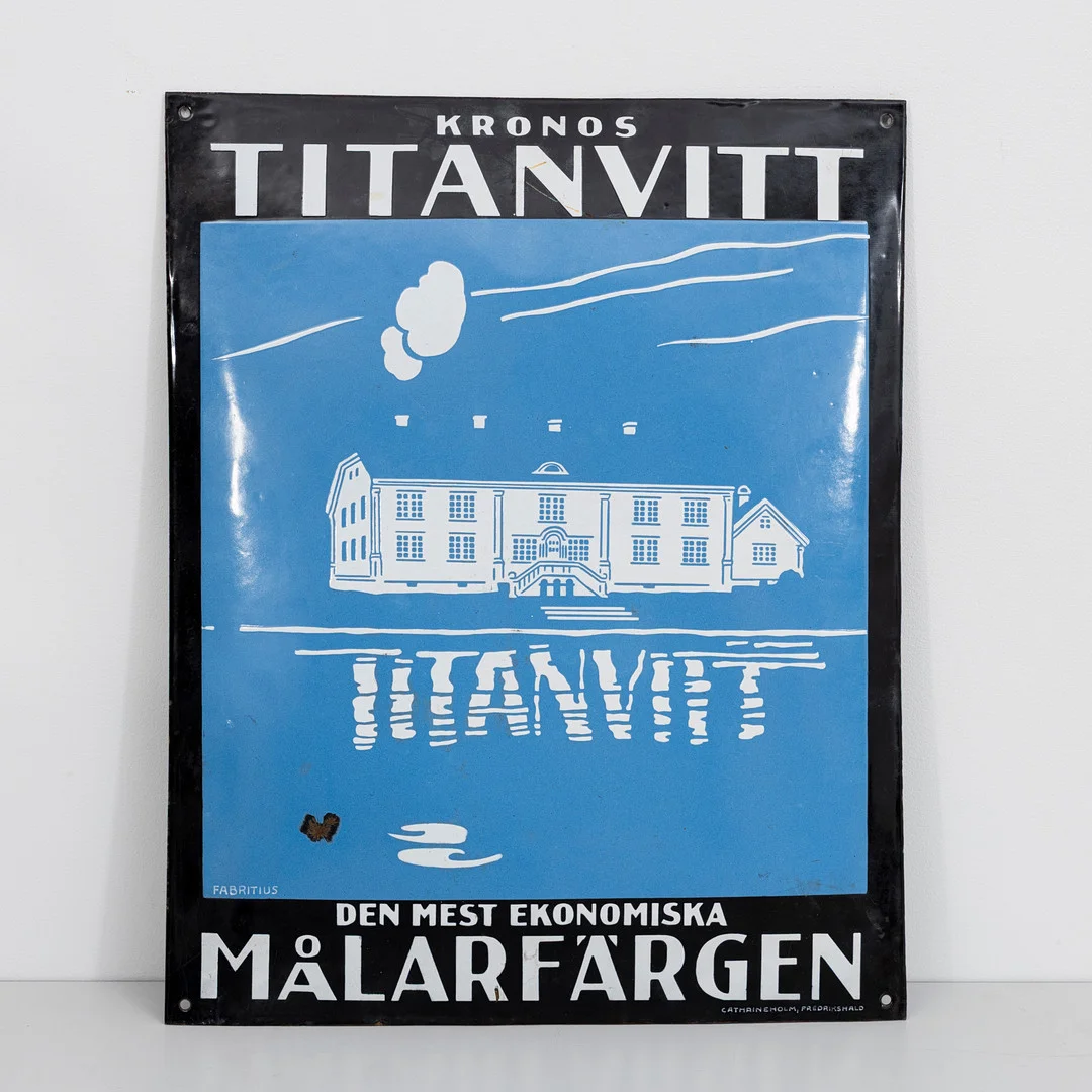KRONOS TITANVITT, emaljskylt. — Advertising & Signs — Auktionshuset Kolonn
