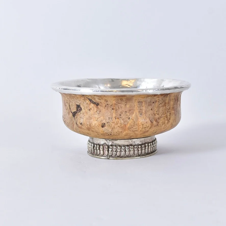 SKÅL, rot samt vitmetall, troligen Tibet, 1900-talets första hälft. — Other metals — Halmstads Auktionskammare