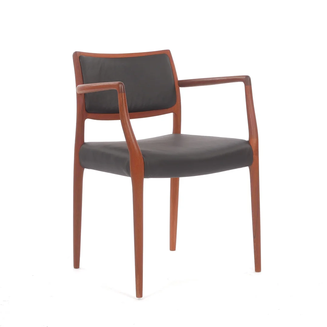 NIELS OTTO MØLLER. NIELS OTTO MØLLER. Karmstol, teak och läder, 1960-tal. — Armchairs & Chairs — Auktionsfirma Kenneth Svensson i Kalmar