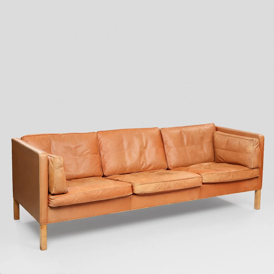 BØRGE MOGENSEN. Fritstående tre-personers sofa, cognacfarvet læder og eg, Fredericia Furniture, model '2443'. — Sofas & Seatings — Palsgaard Kunstauktioner