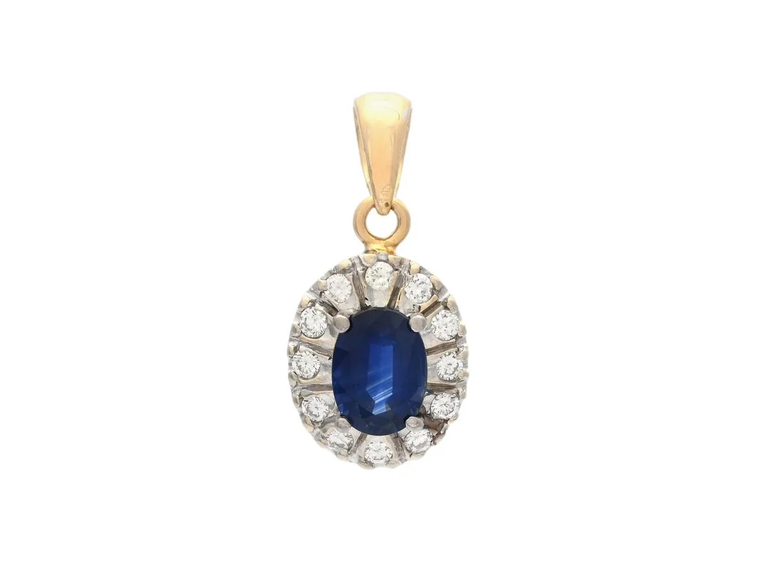 HÄNGE, 18K guld/vitguld, ovalslipad safir ca 1,10 ct, 12 briljantslipade diamanter ca 0,24 ctv, ca W/VS, höjd 20 mm, vikt 2,0 g. — Smycken/Hänge — Kaplans