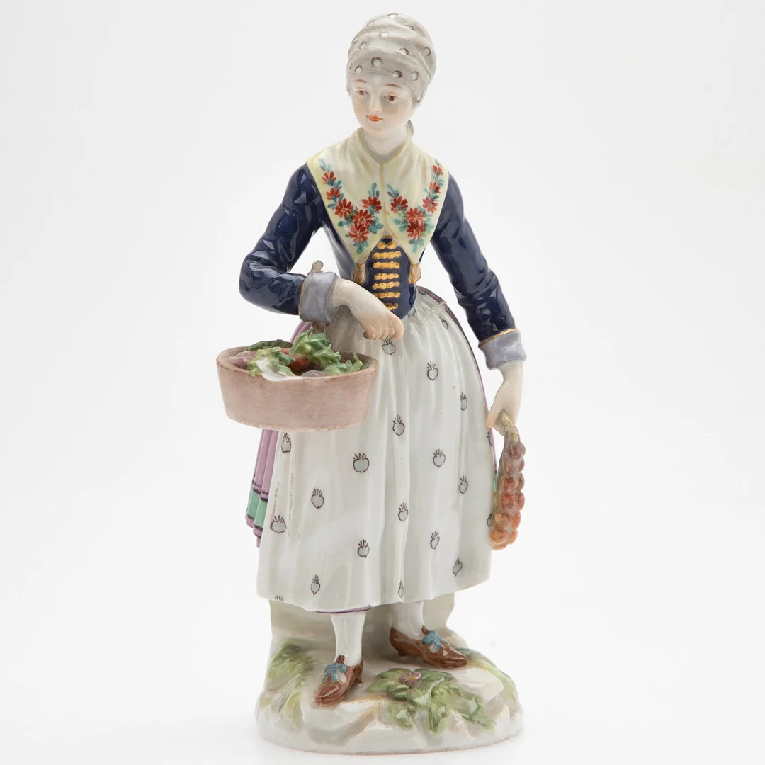MEISSEN. Gemüseverkäuferin, um 1900. — European — Stockholms Auktionsverk Hamburg