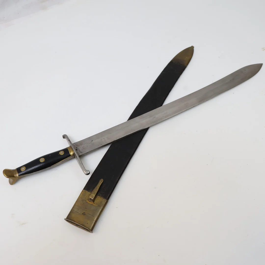 HUGGARE M/1810 MED BALJA, för Gotlands nationalbeväring. Handtag i mässing och trä, balja av mässing och läder. — Edged weapons — Falun Auktionsbyrå