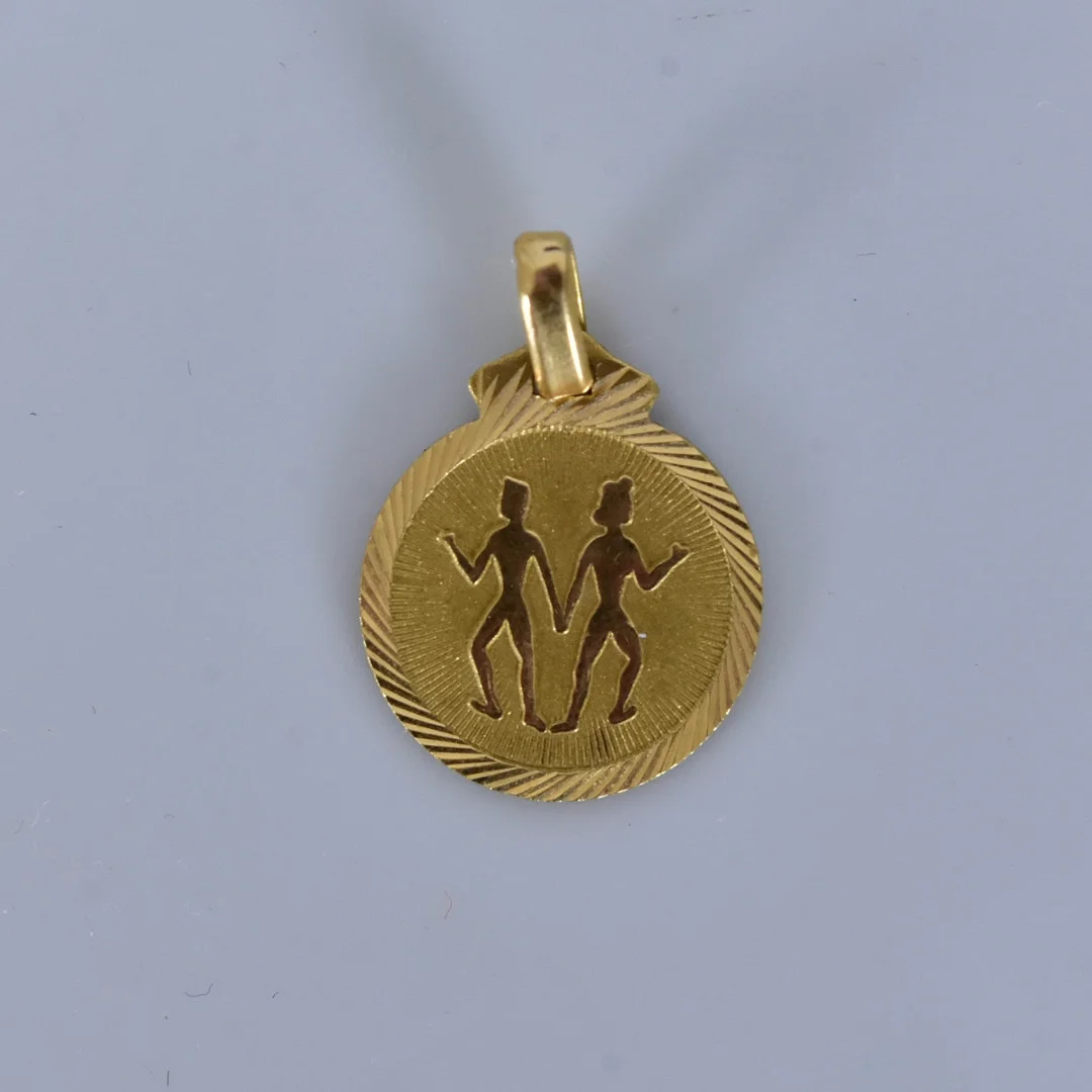 HÄNGE, 11 karat rödguld, utländsk stämpel. — Brooches & Pendants — Halmstads Auktionskammare
