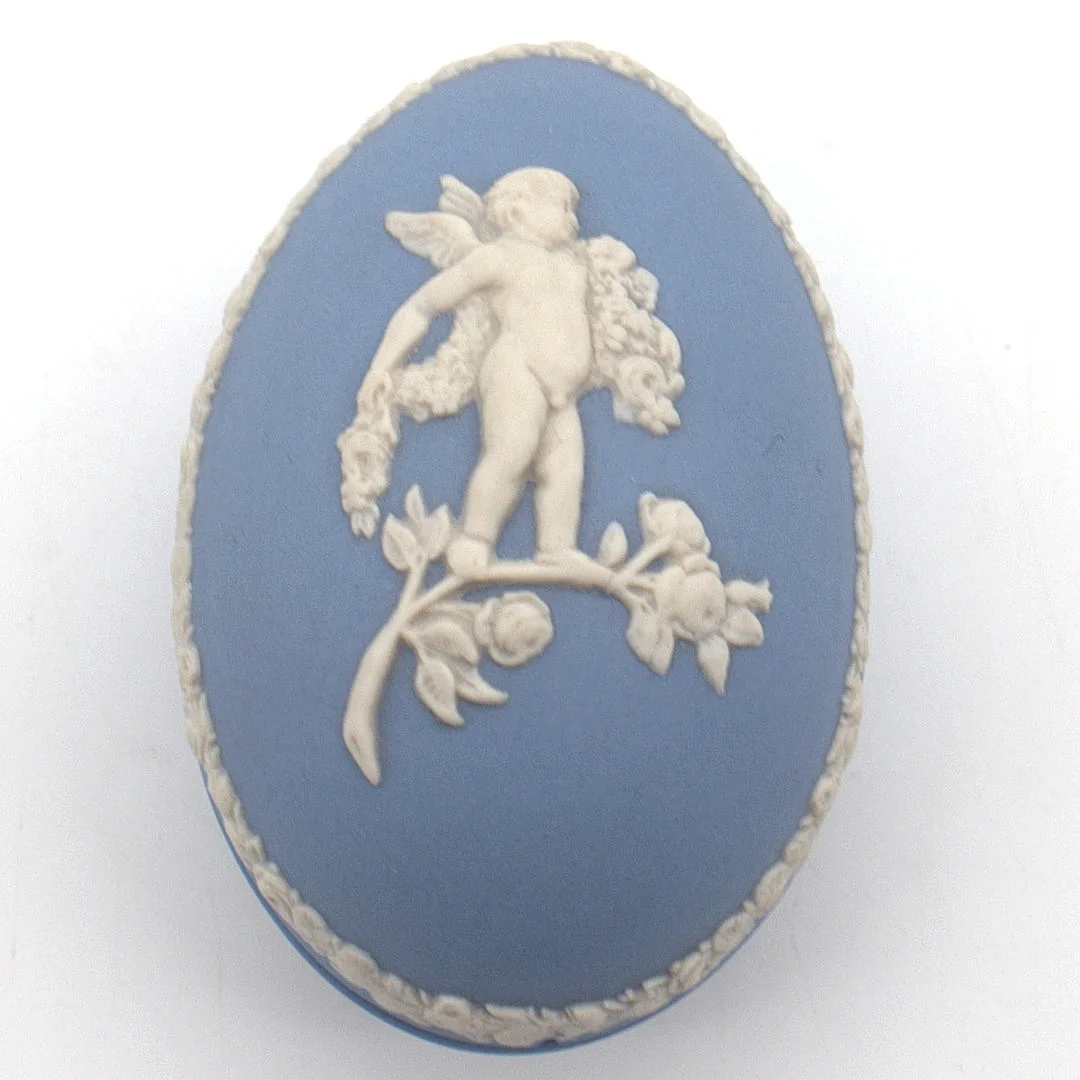WEDGWOOD. JASPERWARE BLAU SCHMUCKEI MIT RELIEFDEKOR. — European — Kunst- und Auktionshaus Kleinhenz