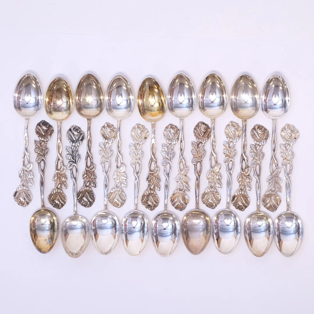KAFFESKRDAR, SILVER, MODELL ROS, 18 DELAR. — Silver — Björnssons Auktionskammare
