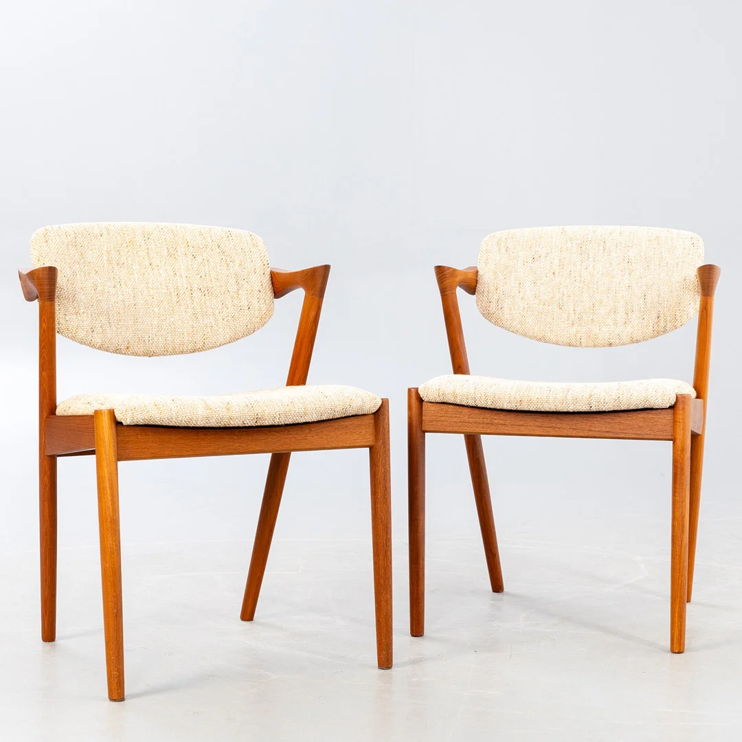 KAI KRISTIANSEN. Stühle Modell 42 für Schou Andersen Møbelfabrik (2). — Armchairs & Chairs — Stockholms Auktionsverk Hamburg