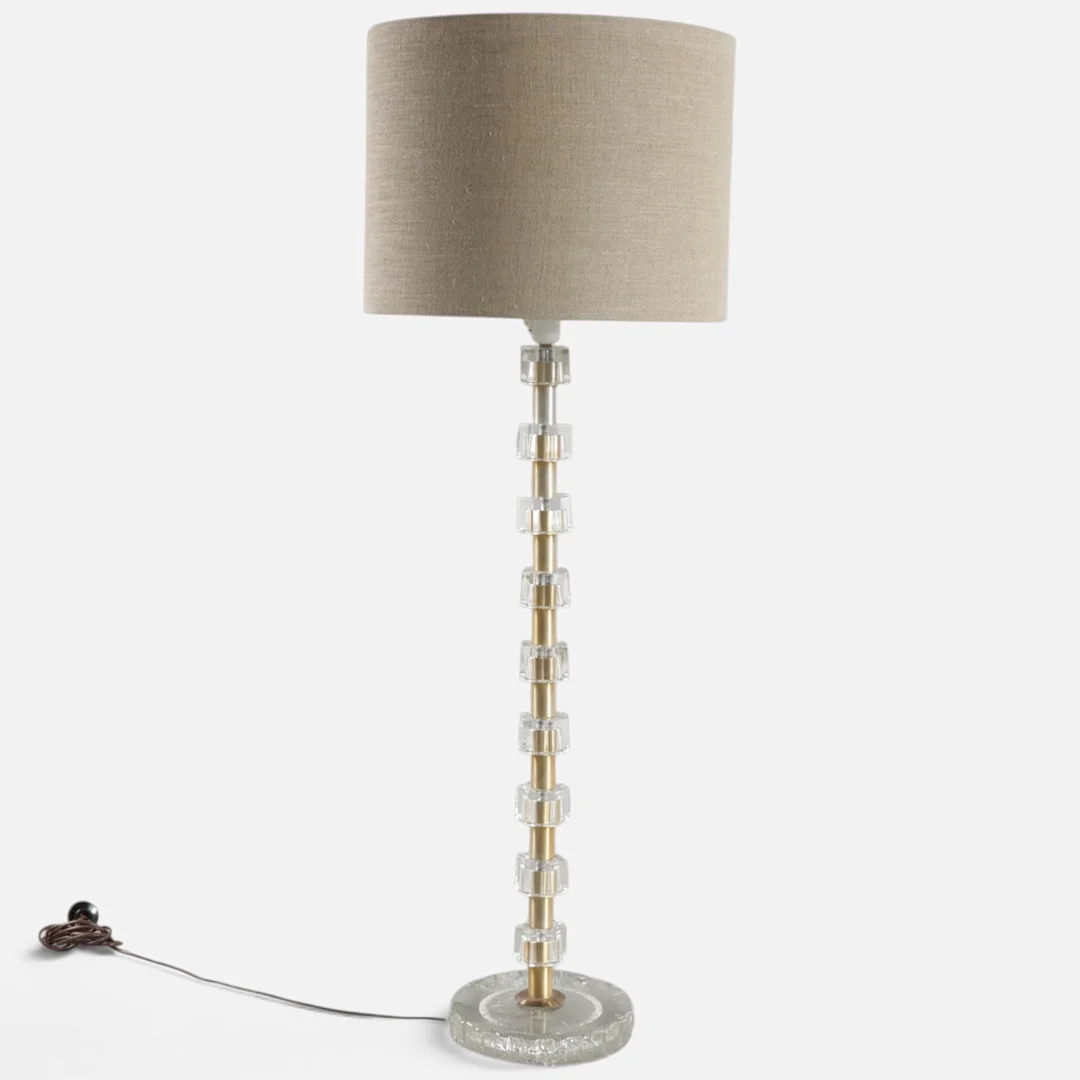 Gulvlampe med glas og messing. Udført hos Nybro Armaturfabrik, model '591'. Sverige, 1970-80'erne. — Floor lights — Woxholt Auktionshus