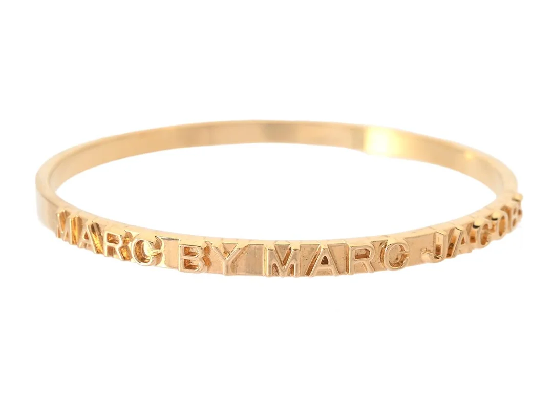 ARMRING, MARC BY MARC JACOBS, guldfärgat, diameter 6,3 cm, vikt ca 13 g. — Smycken/Armring — Kaplans