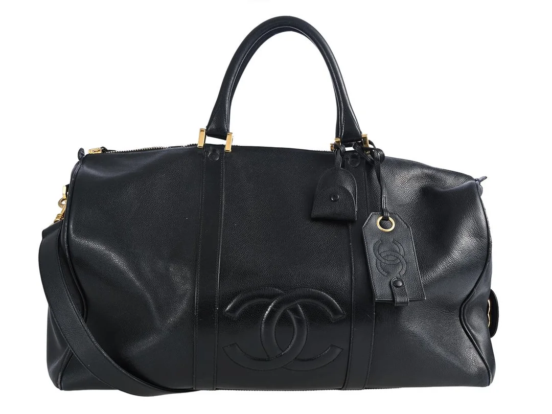 VÄSKA, CHANEL, Weekend Bag, svart lammskinn, Logo CC, guldfärgade beslag, 50c37x19 cm, hologrammärkt 4762159, år 1996-1997, cert, tag, lås, nycklar, Logo CC, svart läder, bruksslitage. — Accessoarer/Väskor — Kaplans