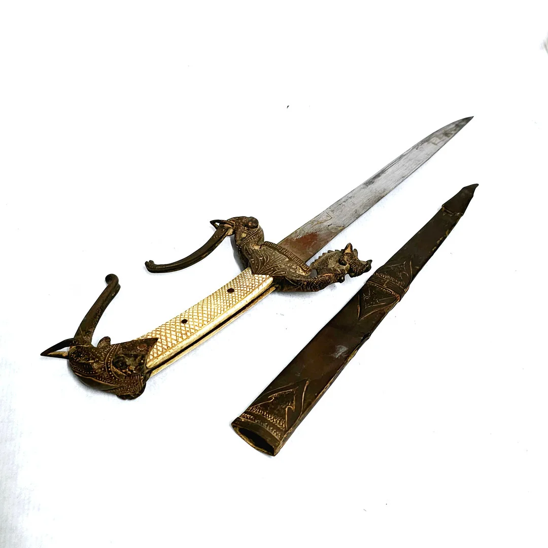 Daga india en latón, bronce, acero y hueso. — Asiatica — Arce Auctions