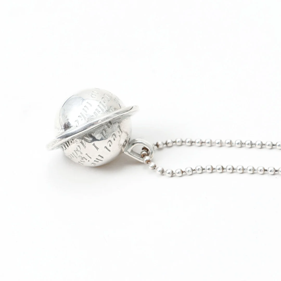 EFVA ATTLING. Hänge med kedja, "Mother Earth", silver. — Silver — Göteborgs Auktionsverk