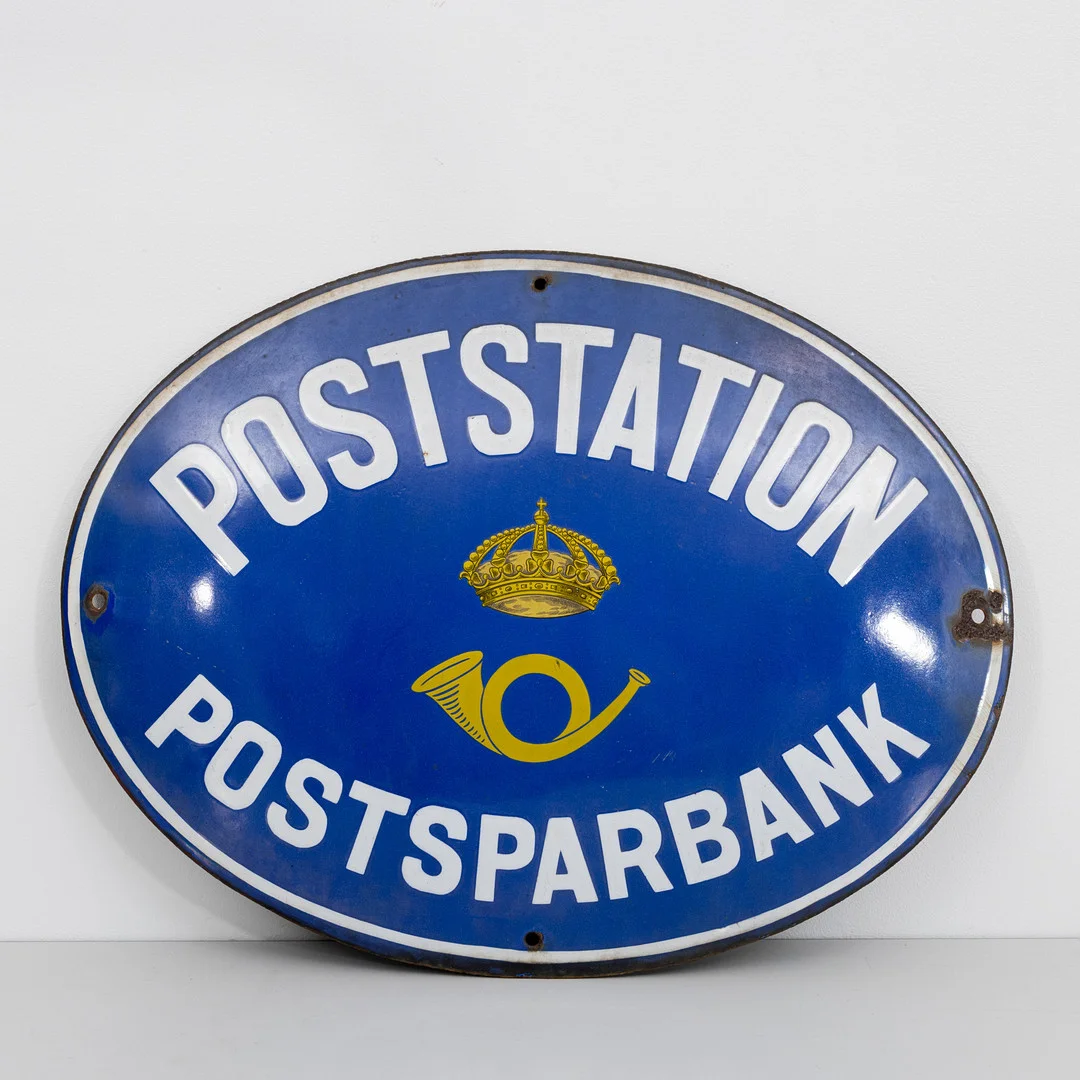 POSTSTATION POSTSPARBANK, emaljskylt. — Advertising & Signs — Auktionshuset Kolonn