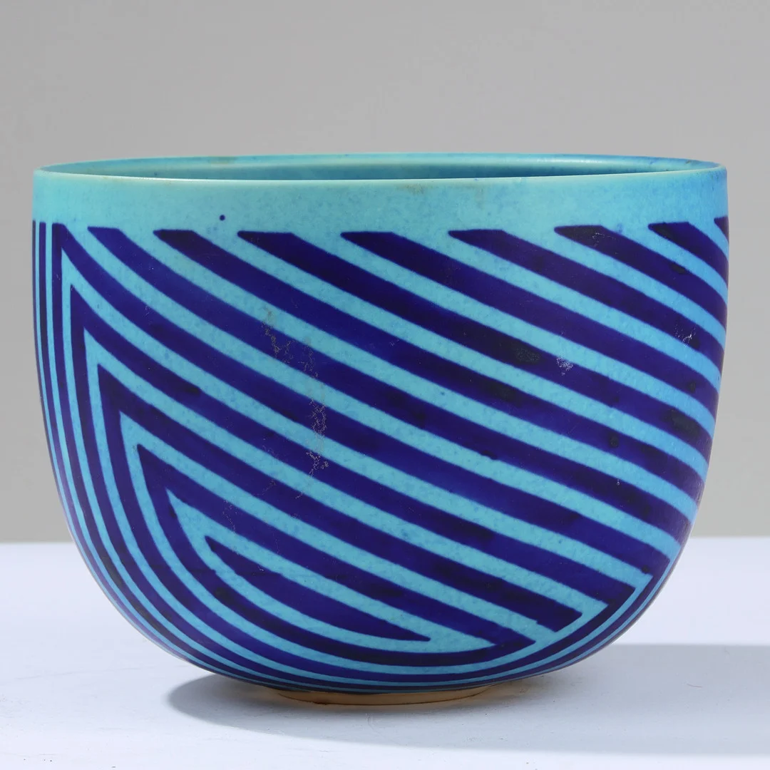 BIRTHE SIMONSEN (F.1942). Hånddrejet keramikskål glaseret i blå nuancer og dekoreret med geometrisk, violet mønster, eget værksted i Svendborg, Danmark, 1990/00'erne. — European — Palsgaard Kunstauktioner