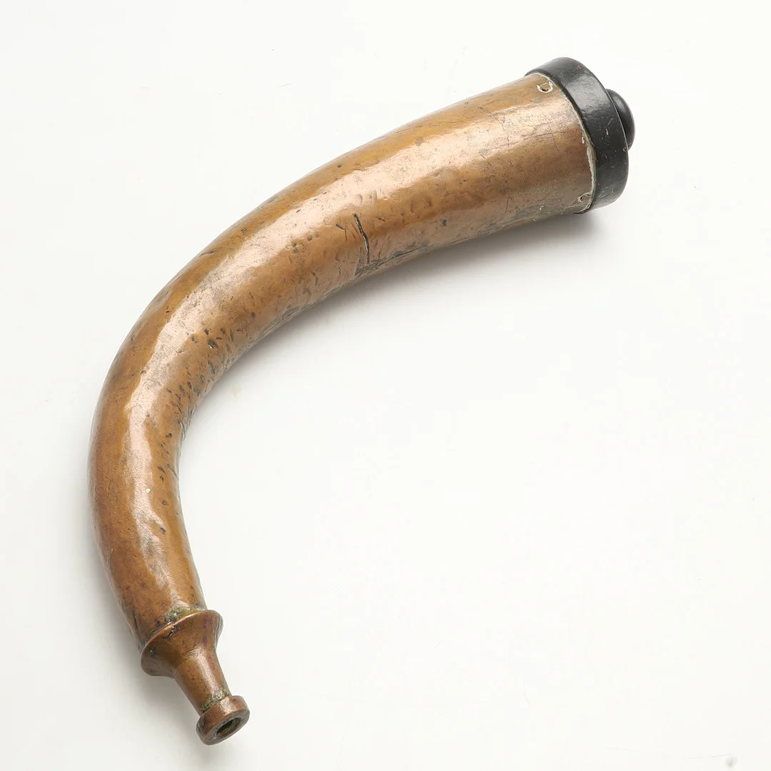KRUTHORN för ARTILLERI, av hamrad koppar. Svarvat lock med knapp, fastspikat. För kanonjär, 1700/1800-tal. — Other — Crafoord Auktioner Malmö