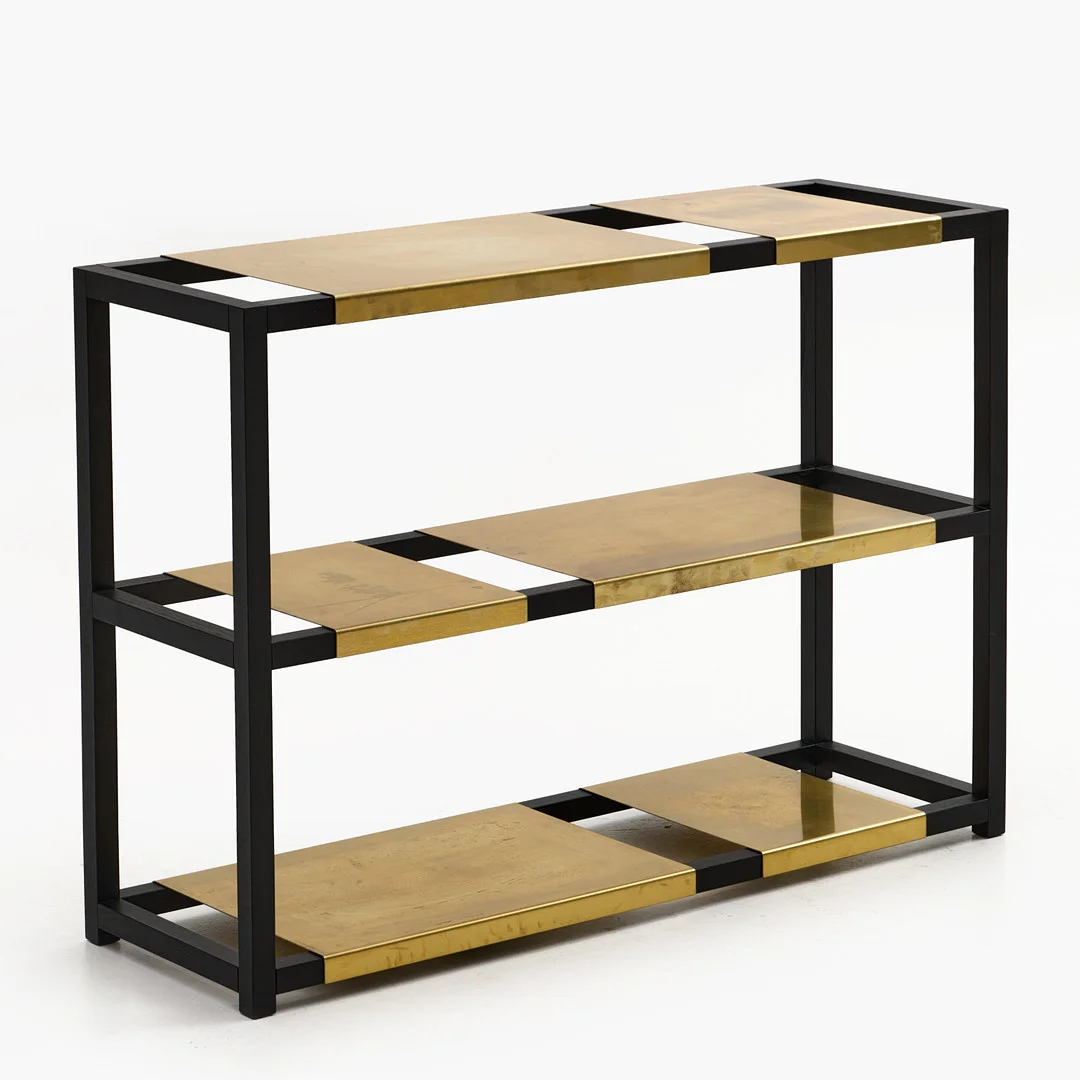 PINJA ROUGER & RIIKKA KANTINKOSKI. Hylla, "Botanic shelf", Adea, Finland, stomme i svartbetsad ek, hyllplan i mässing. — Cupboards, Cabinets & Shelves — Crafoord Auktioner Stockholm