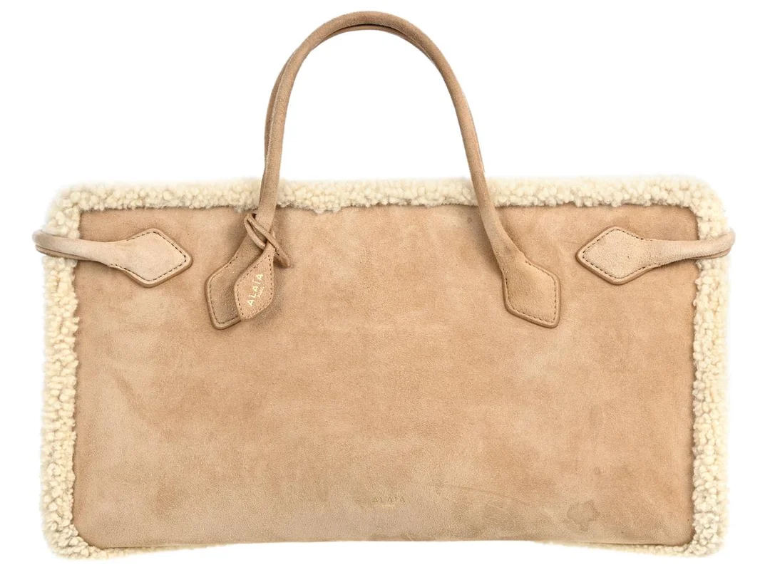 ALAÏA, VÄSKA, Sherling East West Hand Tote, beige, camel merinoull, guldfärgade beslag, 40x17x20 cm, tag, dustbag. Good Condition. — Accessoarer/Väskor — Kaplans