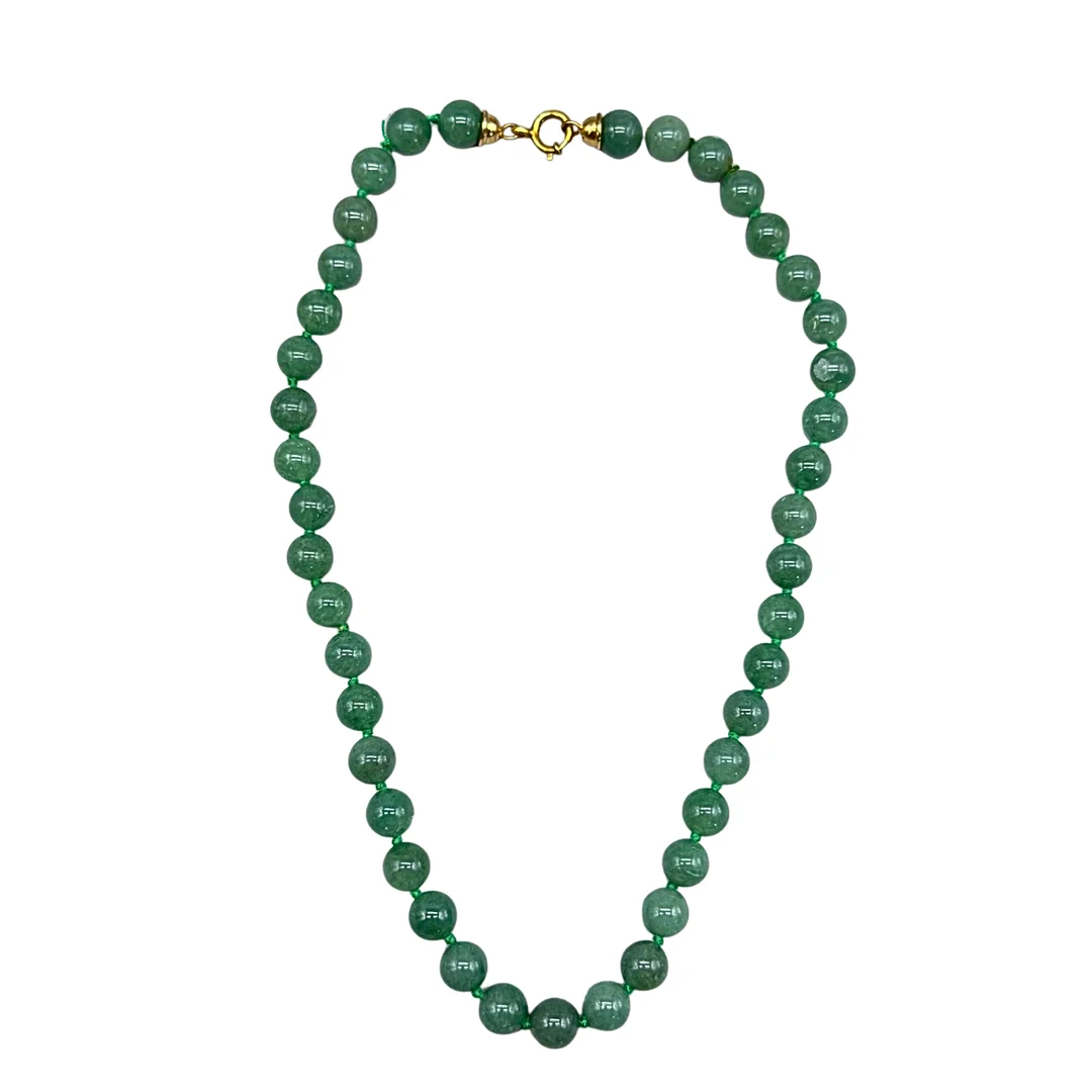 GRÜNE JADEPERLENKETTE MIT FEDERRINGVERSCHLUSS. — Necklace — Auktionshaus Stuber's Hammerschlag