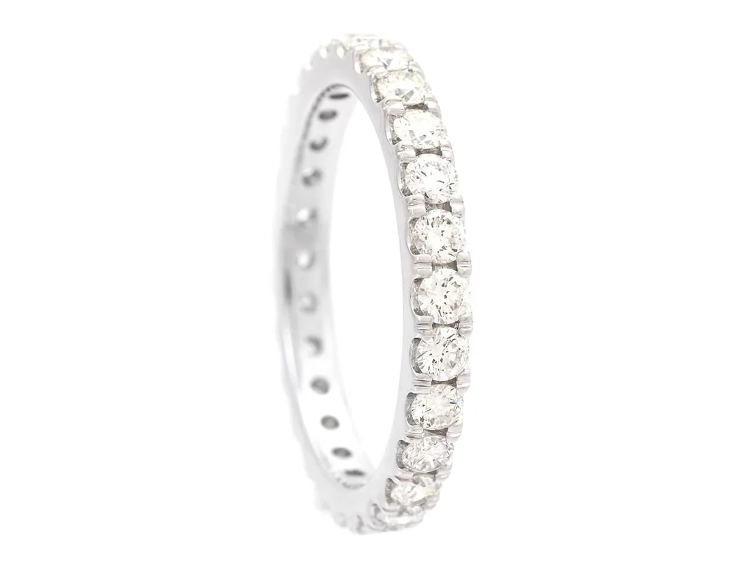 HELALLIANSRING, 18K vitguld, 28 briljantslipade diamanter ca 1,10 ctv, ca TW-TCr/VVS-VS, stl 17,5 mm, vikt 2,9 g. — Smycken/Alliansring — Kaplans