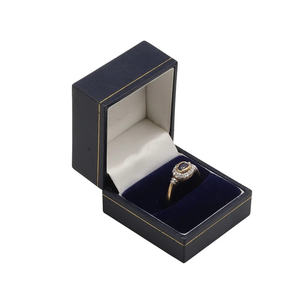 A SAPPHIRE AND DIAMOND CLUSTER RING. — Rings — Lawrences Auctioneers
