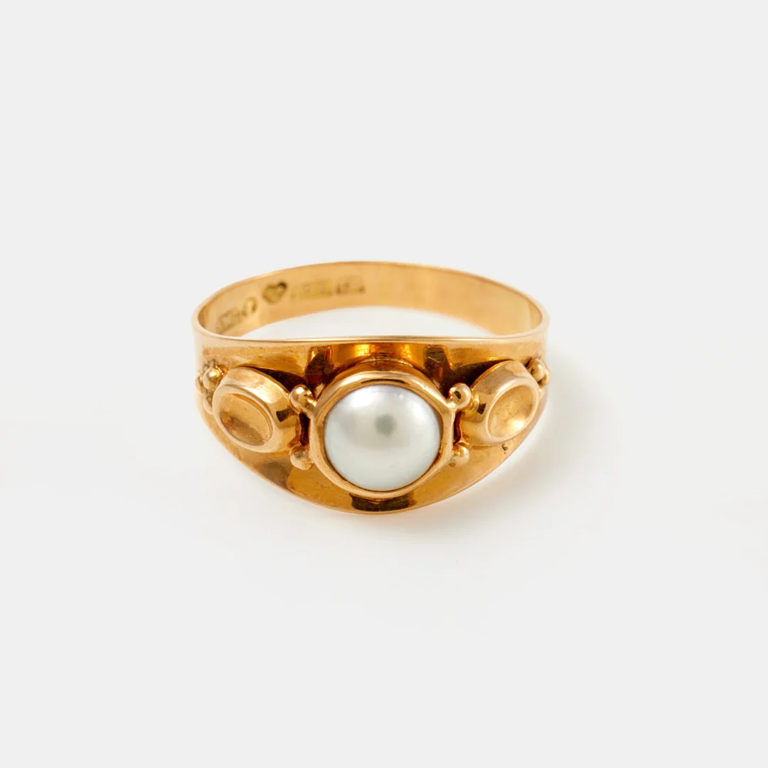 RING, 18 k guld, med odlad saltvattenpärla, Ljungström Guldvarufabrik Ab, Stockholm, 1961. — Rings — Stockholms Auktionsverk Sickla