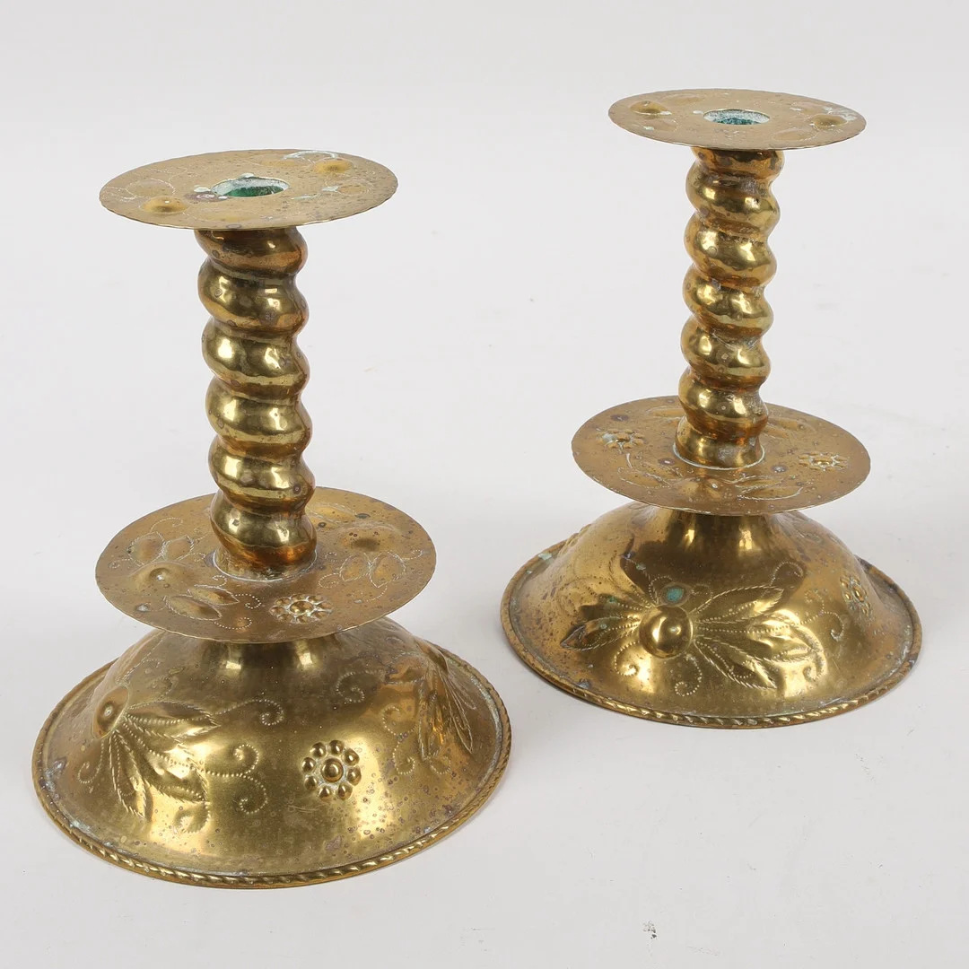 LJUSSTAKAR med vridet skaft, ett par, mässing, punsad och ciselerad fot , droppbricka, barockstil, 1800-/1900-tal. — Candlesticks — Ekenbergs Auktioner