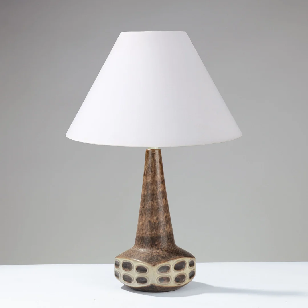 MARIANNE STARCK (1931-2007). Bordlampe af brunglaseret stentøj med ovale relieffer, modelnr. 6208, Michael Andersen & Søn, Bornholm, Danmark, 1950/60'erne. — Table Lamps — Palsgaard Kunstauktioner