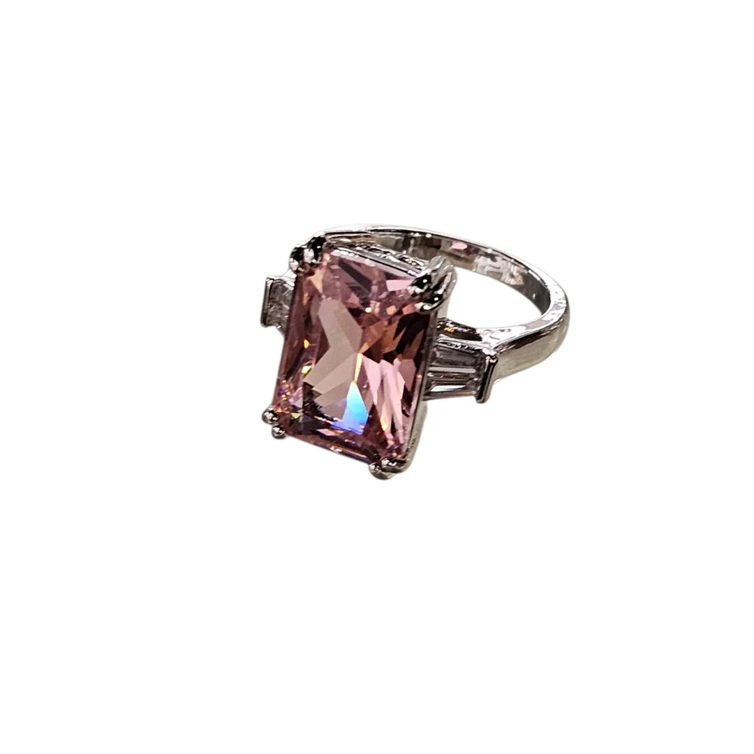 Sortija en metal plateado con símil cuarzo rosa. — Rings — Arce Auctions
