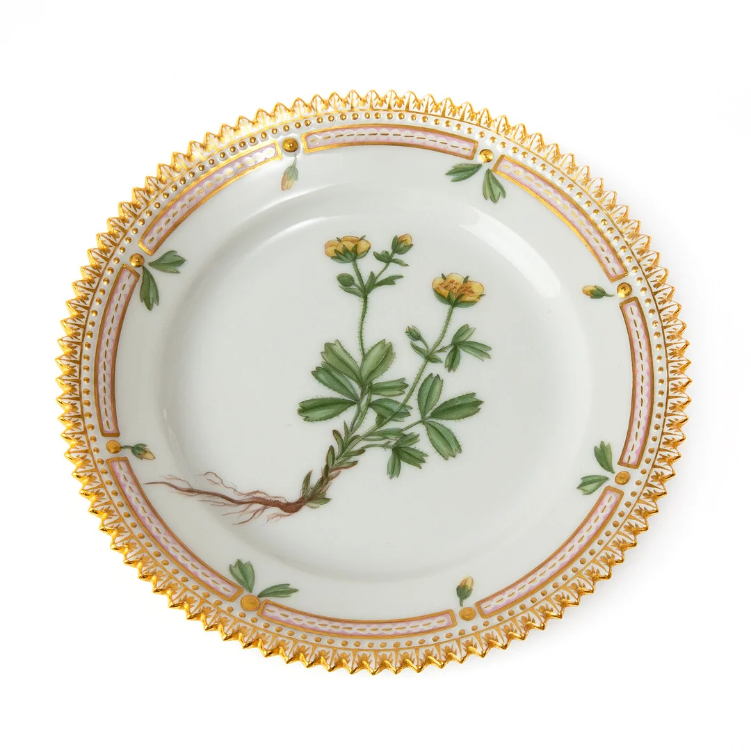 ROYAL COPENHAGEN. "Flora Danica", assiett, porslin, Danmark, 1900-talets mitt, målad dekor av Potentilla retusa Retz, detaljer i guld, modellnr 3552. — European — Stockholms Auktionsverk Göteborg