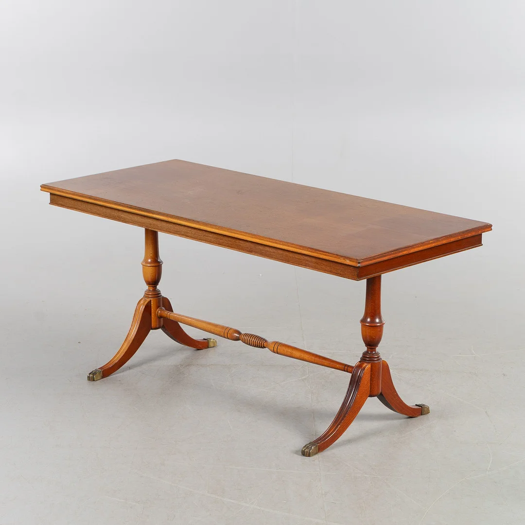 SOFFBORD, fanerad i mahogny, tassfötter, 1900-talets andra hälft. — Coffee Tables — Stockholms Auktionsverk Helsingborg