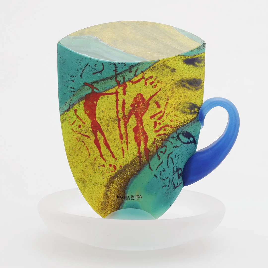 KJELL ENGMAN. Skulptur, glas, tekopp, Kosta Boda, signerad. — Art glass — Växjö Auktionskammare