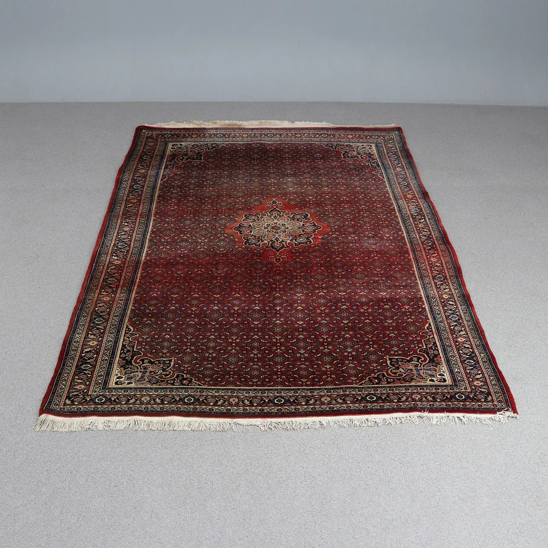 SALONGSMATTA. Handknuten, ull på bomullsvarp. — Persian Carpets & Textiles — Skånes Auktionsverk