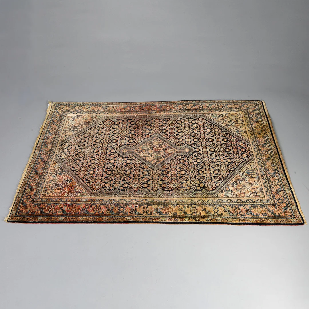 A PERSIAN TYPE WOOL RUG. — Persian Carpets & Textiles — Griffin’s Auctioneers